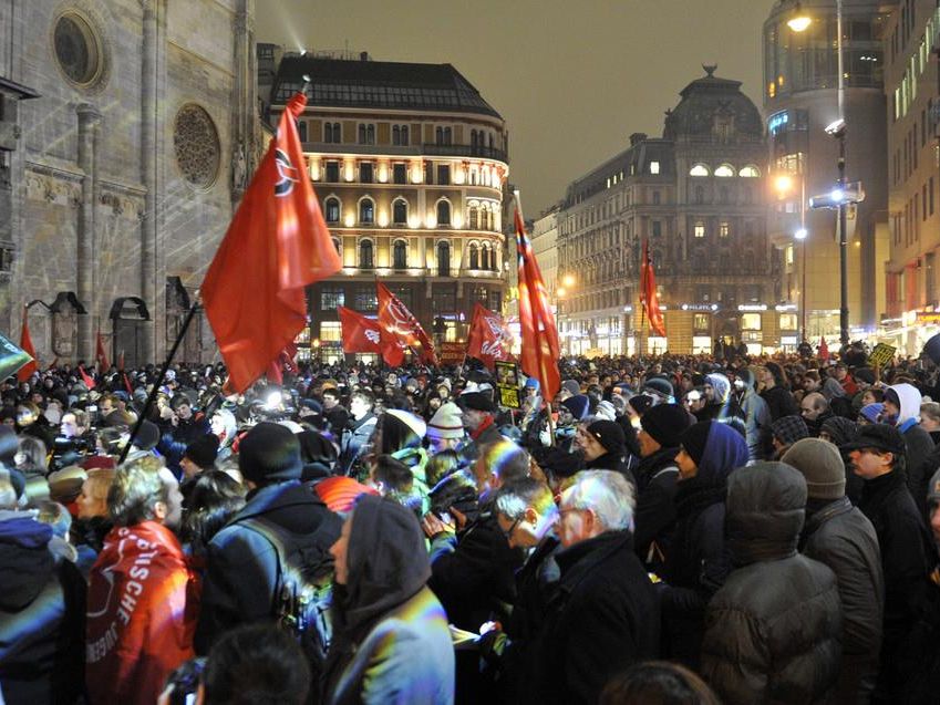 Ausschreitungen bei Demos gegen Akademikerball 2014 in Wien. Ausschreitungen bei Demos gegen Akademikerball 2014 in Wien.