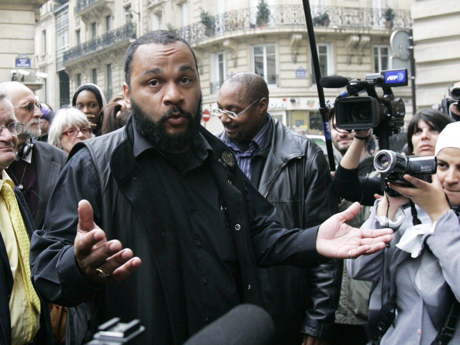Dieudonne verbuchte vor Gericht einen Etappensieg gegen die Regierung in Paris. Dieudonne verbuchte vor Gericht einen Etappensieg gegen die Regierung in Paris.