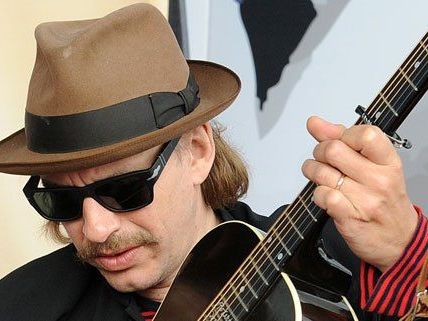 Ernst Molden hat eine neue CD und ein Buch veröffentlicht. Ernst Molden hat eine neue CD und ein Buch veröffentlicht.