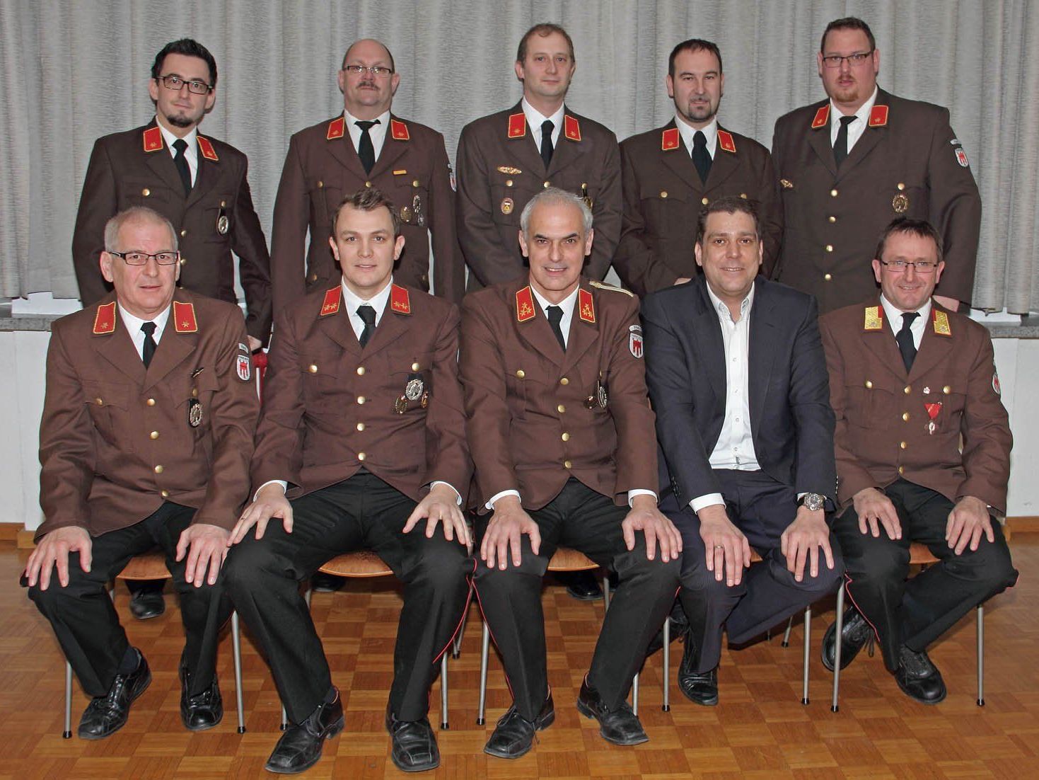 Der Feuerwehrausschuss mit Bürgermeister Harald Köhlmeier und Armin Schneider. Der Feuerwehrausschuss mit Bürgermeister Harald Köhlmeier und Armin Schneider.