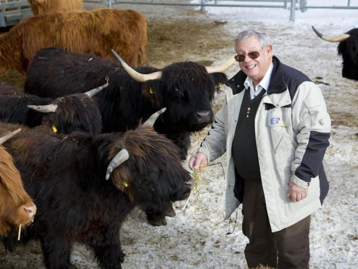 Michael Manhart mit „seinen“ Schottischen Hochlandrindern. Michael Manhart mit „seinen“ Schottischen Hochlandrindern.