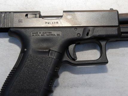 Alles andere als ein normaler Silvesterkracher: Eine Glock im Kaliber 9mm. Alles andere als ein normaler Silvesterkracher: Eine Glock im Kaliber 9mm.