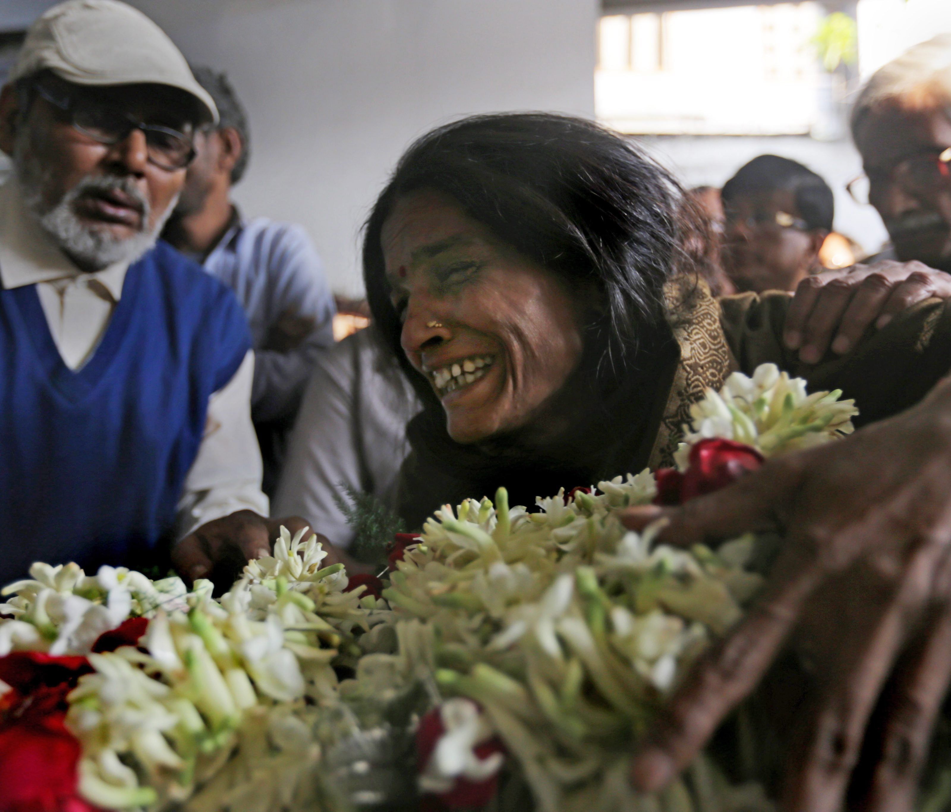 Die Mutter der toten Jugendlichen bei der Beisetzung. Die Mutter der toten Jugendlichen bei der Beisetzung.