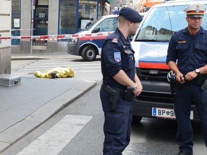 Bei einem Überfall auf einen Juwelier in Wien wurde einer der mutmaßlichen Täter erschossen.