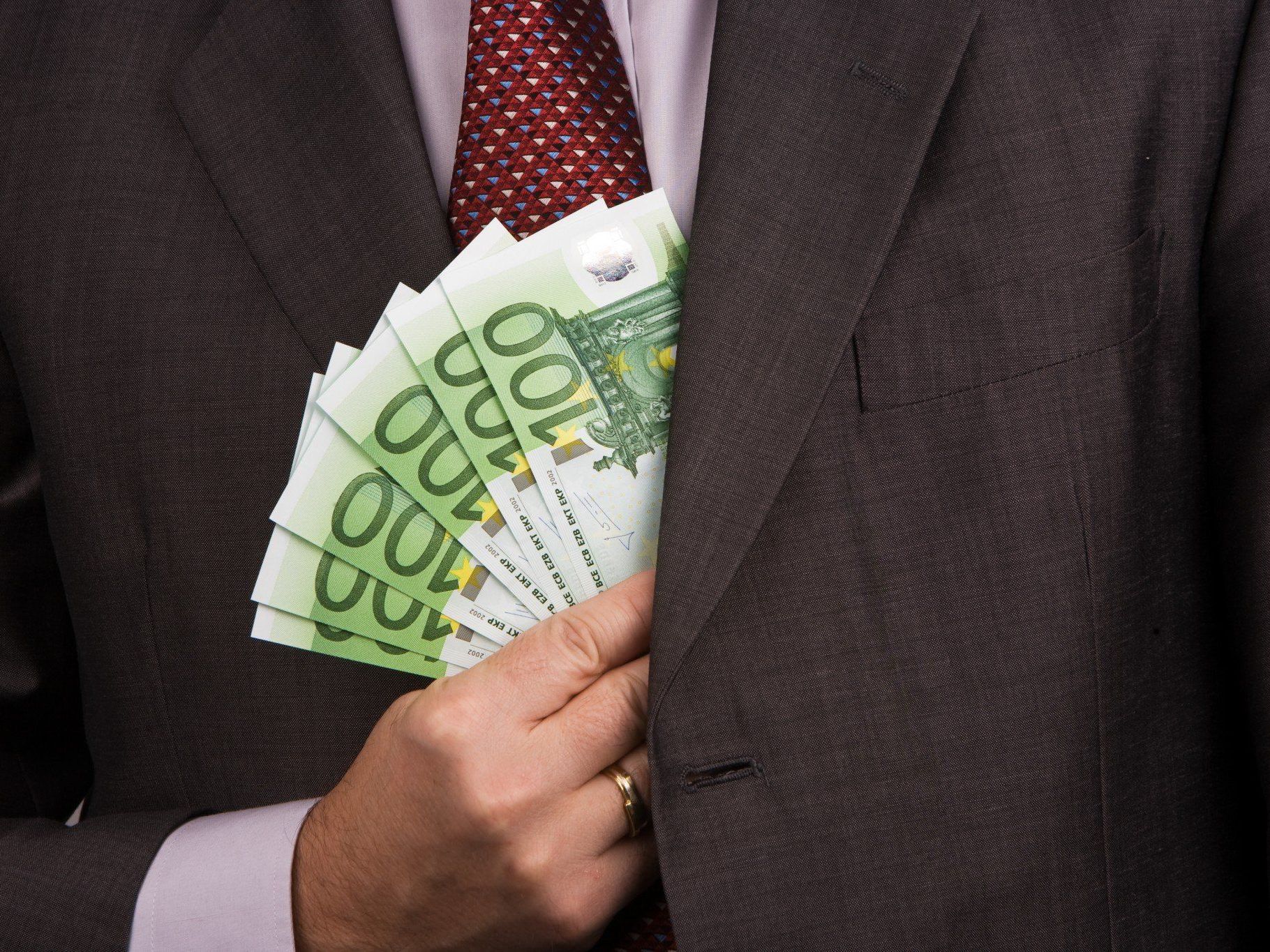 "Spanne" von 242 bis 121.000 Euro - unter 36 bezahlten Mördern eine einzige Frau. "Spanne" von 242 bis 121.000 Euro - unter 36 bezahlten Mördern eine einzige Frau.