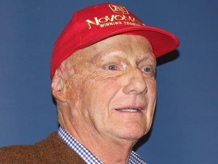 Niki Lauda präsentierte in Wien seine neue Kopfbedeckung.