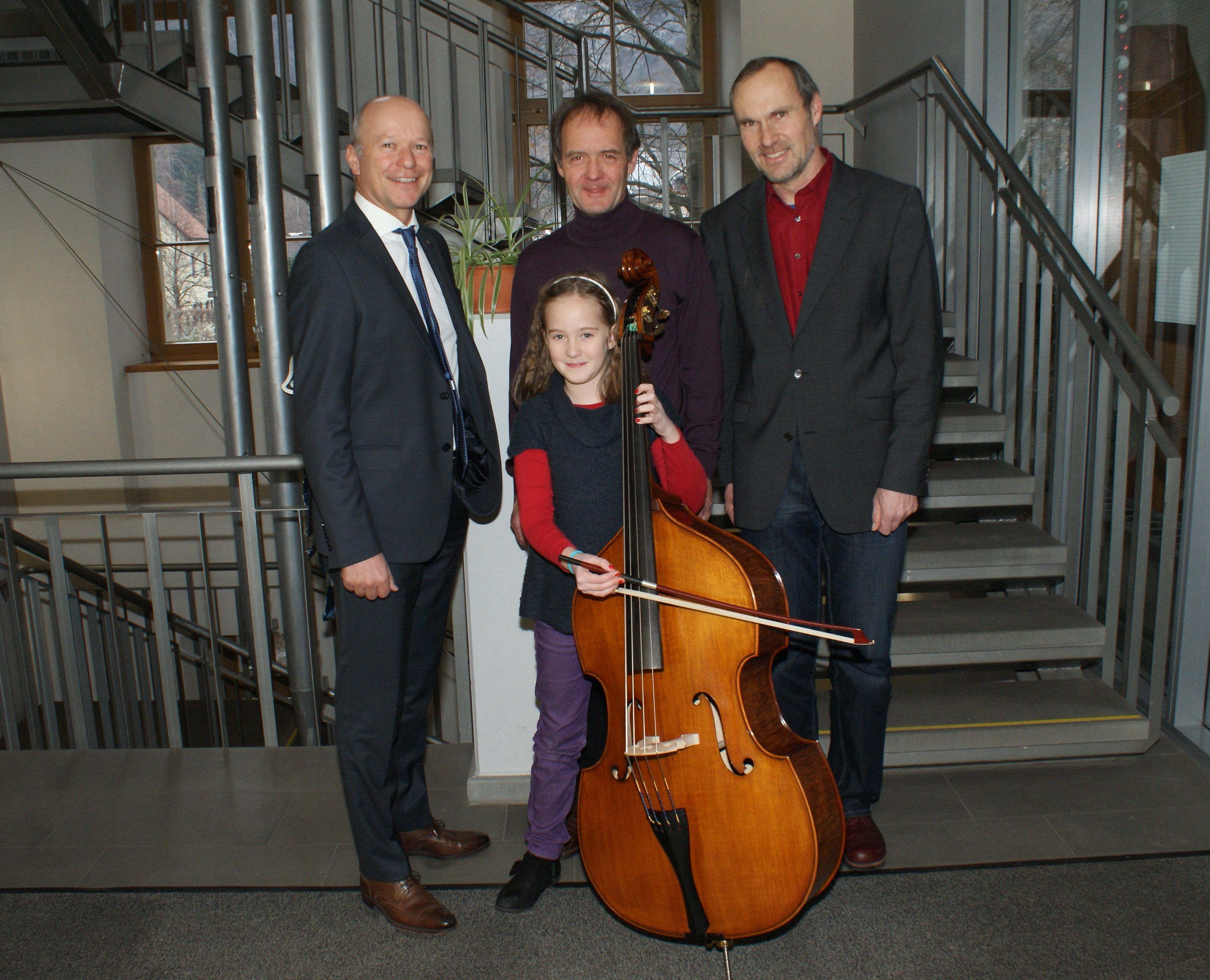 V.l.n.r. Vorstandsvorsitzender Christian Ertl von der Sparkasse Bludenz, Kontrabasslehrer Uwe Martin, Maida Alagic und Musikschuldirektor Mag. Thomas Greiner. V.l.n.r. Vorstandsvorsitzender Christian Ertl von der Sparkasse Bludenz, Kontrabasslehrer Uwe Martin, Maida Alagic und Musikschuldirektor Mag. Thomas Greiner.