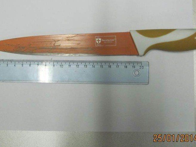 Ein Betrunkener ging mit einem Messer auf Polizisten los. Ein Betrunkener ging mit einem Messer auf Polizisten los.
