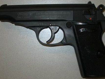 Der Zeuge nahm die Waffe des Räubers an sich. Der Zeuge nahm die Waffe des Räubers an sich.