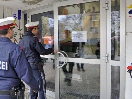 Vor mehreren Schulen sind Kinder von einem Unbekannten angesprochen worden.