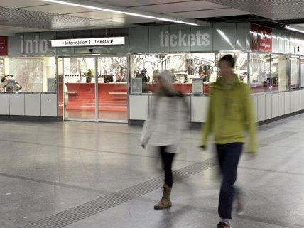 Immer mehr Menschen kaufen ihre Tickets lieber online.