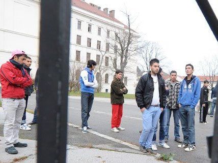 Es sollen weiterhin Kontrollen in Traiskirchen stattfinden. Es sollen weiterhin Kontrollen in Traiskirchen stattfinden.