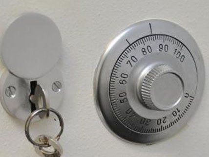 Ein vierstelliger betrag wurde aus dem Tresor entwendet. Ein vierstelliger betrag wurde aus dem Tresor entwendet.
