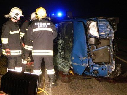 Der verletzte Lenker wurde von der Feuerwehr befreit.