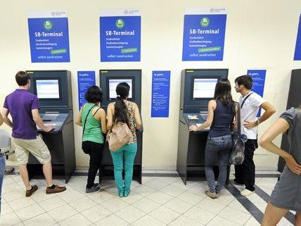 Studierende können sich online oder telefonisch an die Ombudsstelle wenden. Studierende können sich online oder telefonisch an die Ombudsstelle wenden.