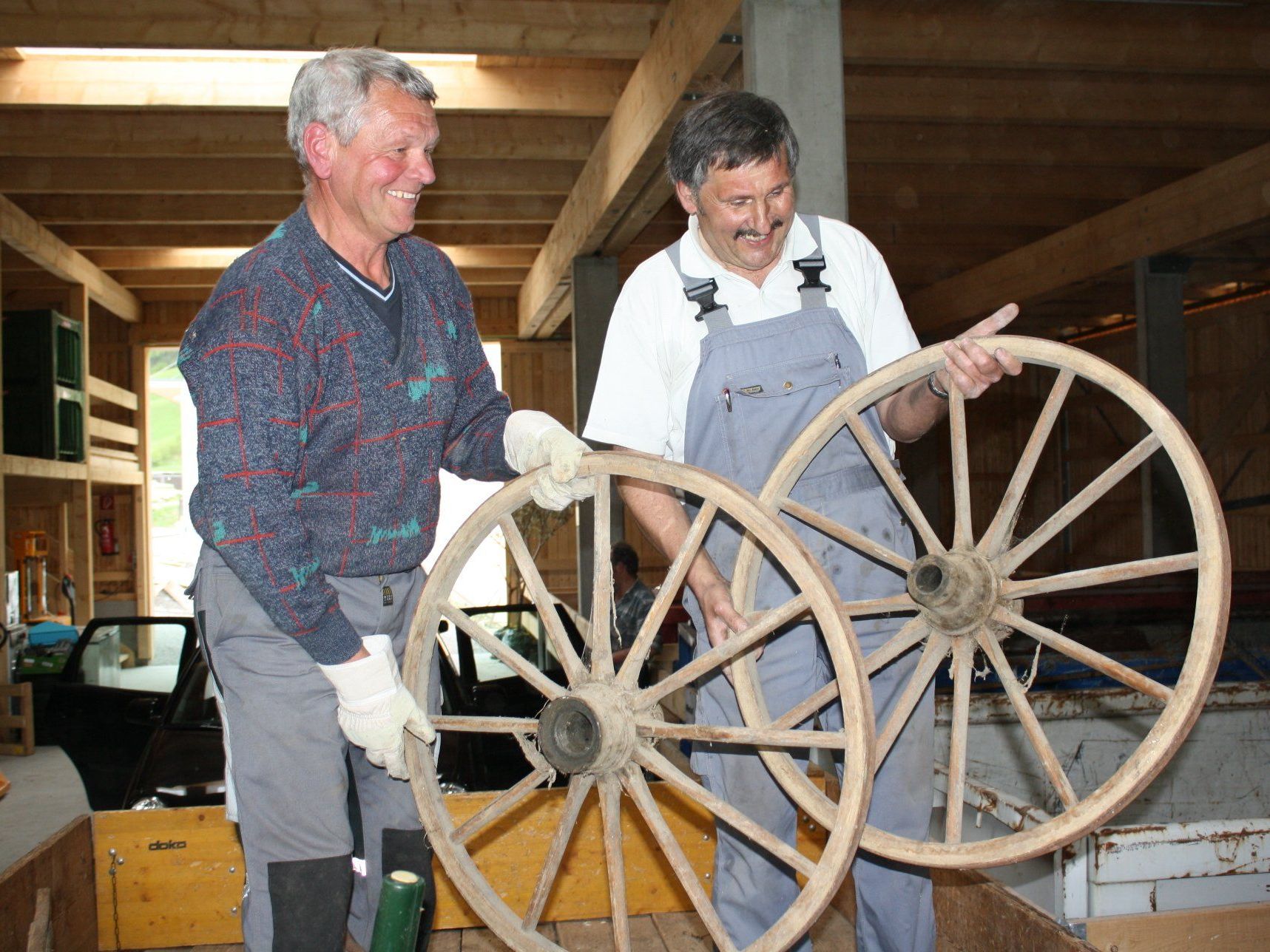 Fachkundige Beratung durch Roman Dorner (r.) bei der Entsorgung im Sammelzentrum. Fachkundige Beratung durch Roman Dorner (r.) bei der Entsorgung im Sammelzentrum.