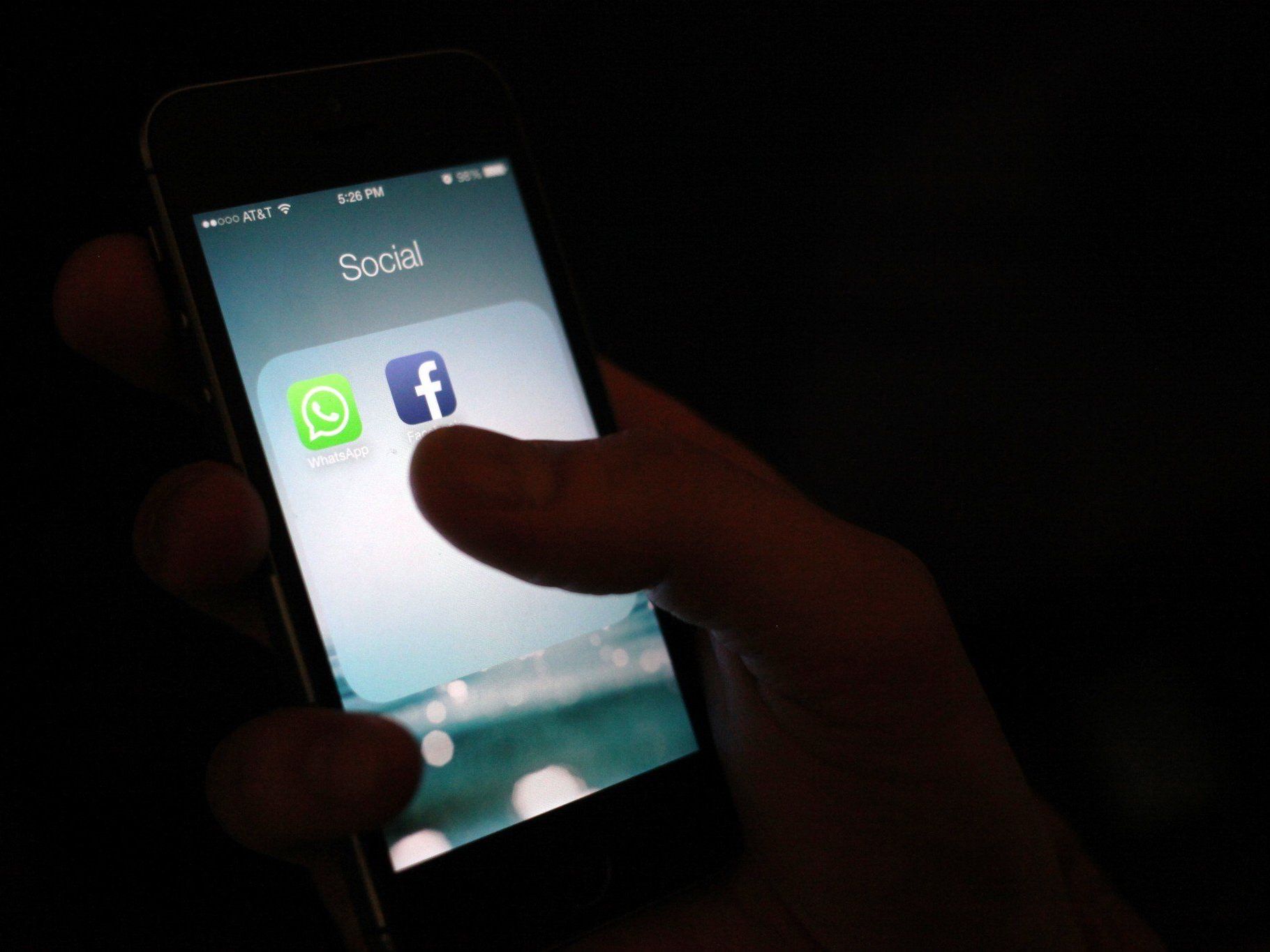 Facebook kauft WhatsApp: Vier Mrd. Dollar in Bar, Rest in Aktien. Facebook kauft WhatsApp: Vier Mrd. Dollar in Bar, Rest in Aktien.