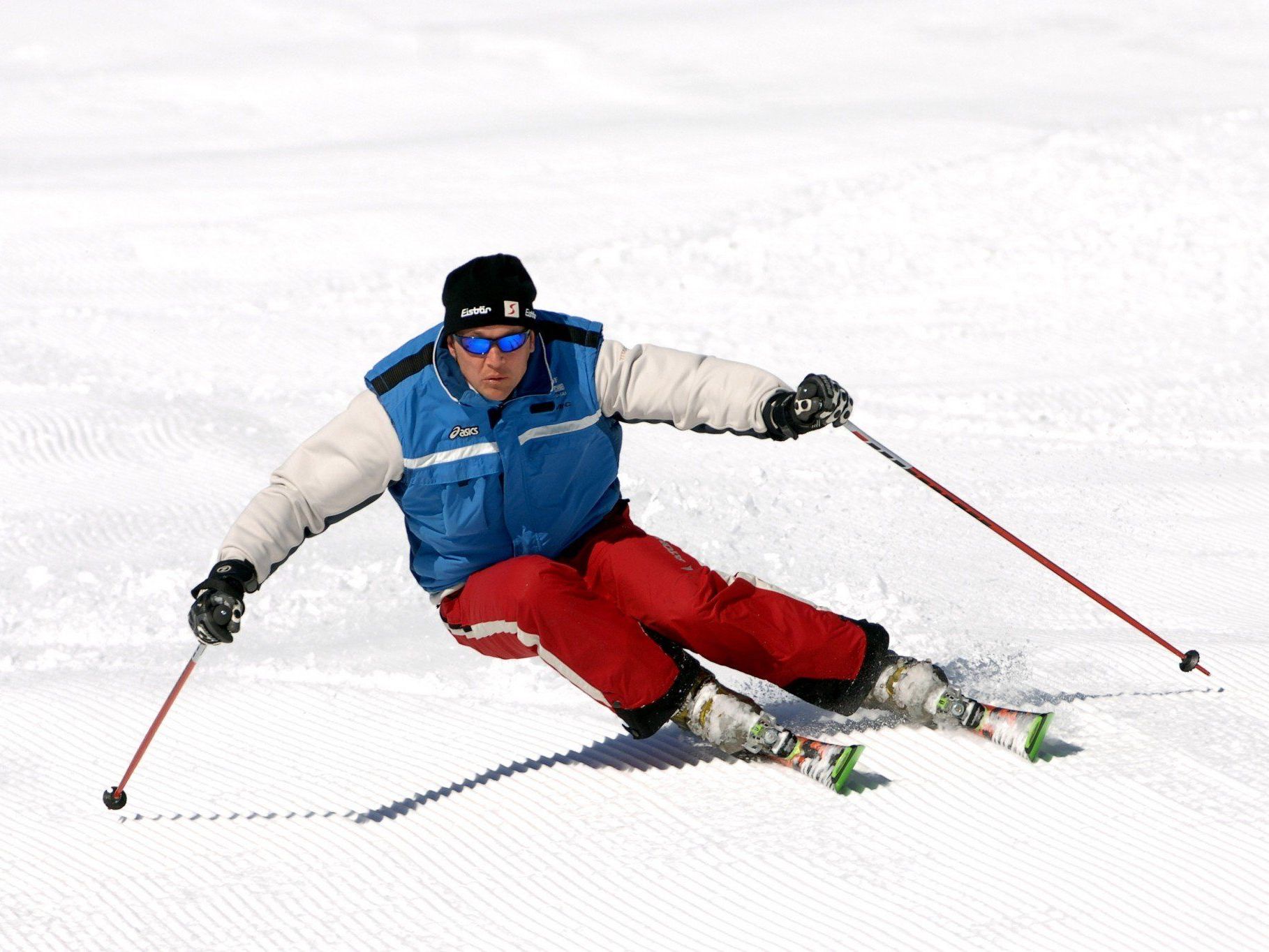 Der Skifahrer flüchtete, ohne zu helfen. Der Skifahrer flüchtete, ohne zu helfen.