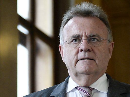Niessl soll 10.000 Euro im Kuvert erhalten haben - er ortet Rufmord. Niessl soll 10.000 Euro im Kuvert erhalten haben - er ortet Rufmord.