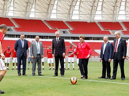 Präsidentin Rousseff versucht sich selbst am Ball