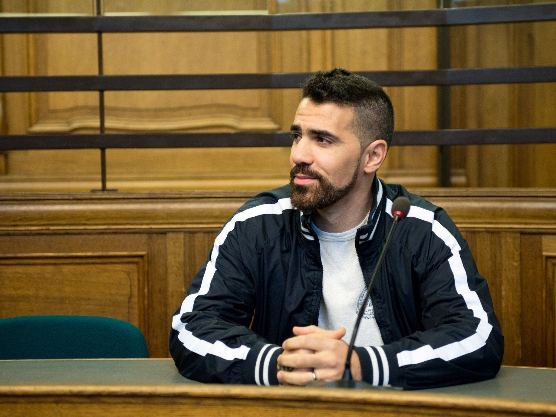 Bushido muss sich vor Gericht für seine Schuhattacke auf einen Fan verantworten. Bushido muss sich vor Gericht für seine Schuhattacke auf einen Fan verantworten.