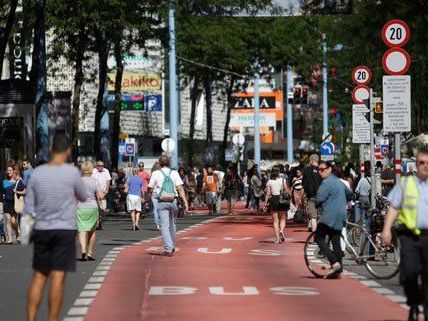 Mariahilfer Straße ist umstritten: Bus-Proteste, Befragungen und Diskussionen