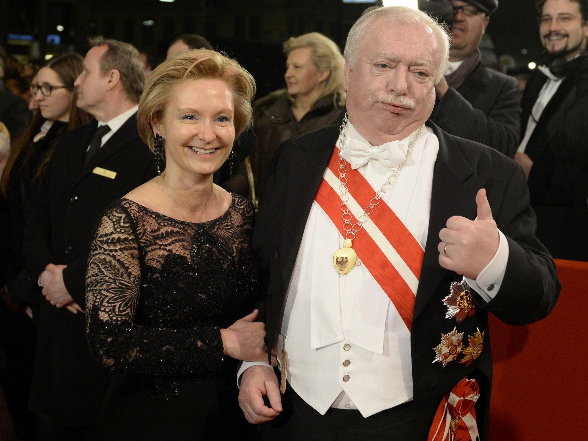 Opernball: Auch Bürgermeister Michael Häuply posierte am roten Teppich.