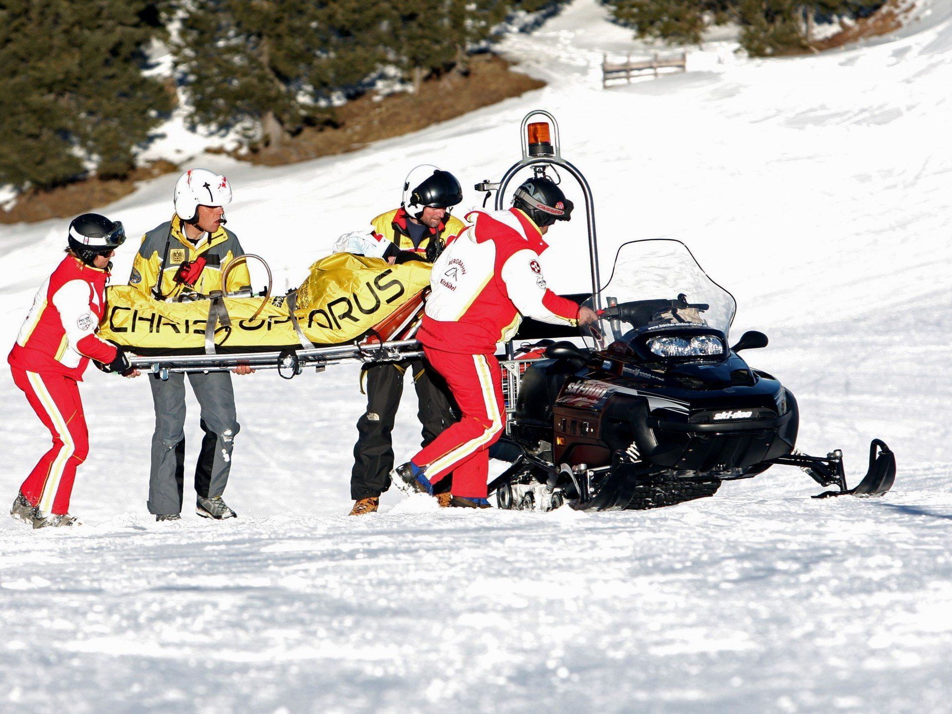 Ernst Strasser verletzt sich beim Skifahren Ernst Strasser verletzt sich beim Skifahren