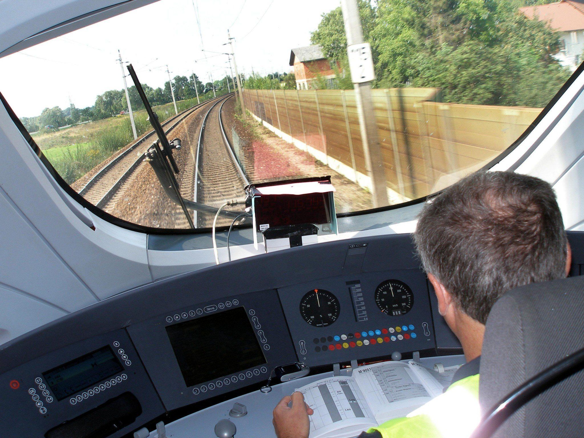 Der VCÖ fodert den Ausbau der Öffis und hat deswegen eine Petition gestartet. Der VCÖ fodert den Ausbau der Öffis und hat deswegen eine Petition gestartet.