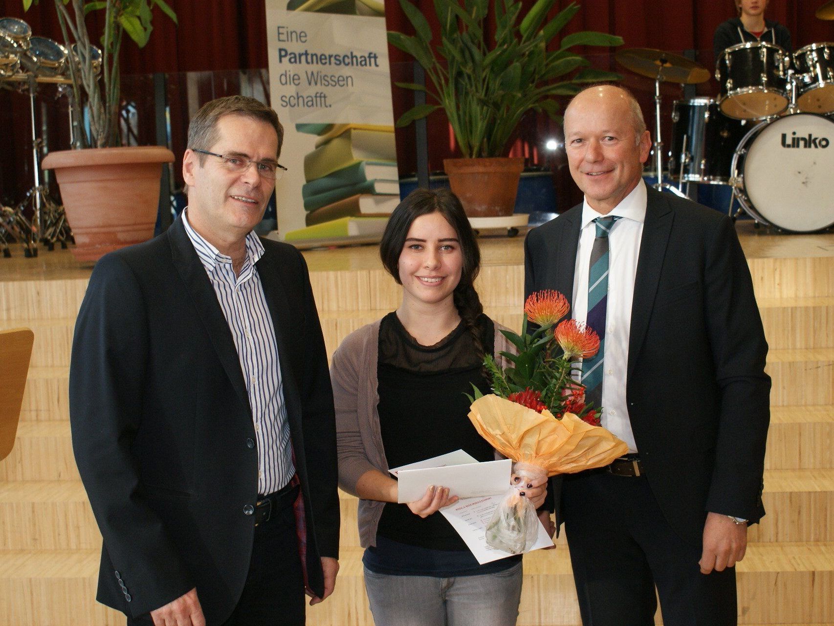Direktor Helmut Abl vom BG Bludenz (links) mit Schülerin Johanna Maria Düngler und Direktor Christian Ertl von der Sparkasse Bludenz anlässlich der Übergabe der Prüfungszeugnisse für den Unternehmerführerschein. Direktor Helmut Abl vom BG Bludenz (links) mit Schülerin Johanna Maria Düngler und Direktor Christian Ertl von der Sparkasse Bludenz anlässlich der Übergabe der Prüfungszeugnisse für den Unternehmerführerschein.