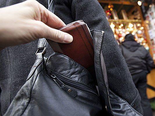 Mehrere Mitglieder einer KinderBande von Taschendieben stehen in Wien vor Gericht