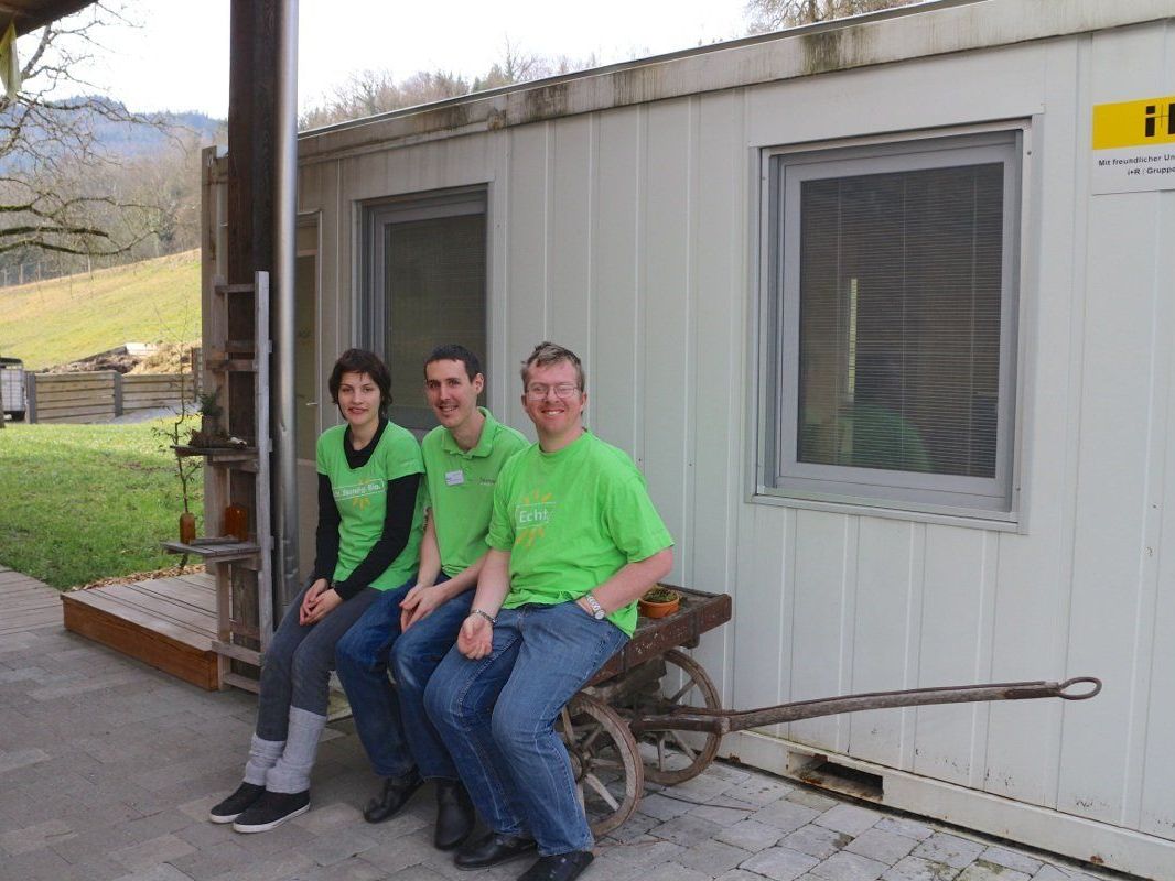 Silvana, Mario und Thomas gefällt der neue Bürocontainer, wo man auch schnell den Sunnahof Chef finden kann Silvana, Mario und Thomas gefällt der neue Bürocontainer, wo man auch schnell den Sunnahof Chef finden kann