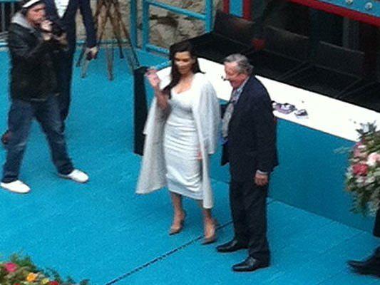 Kim Kardashian stand nur sehr kurz mit Lugner auf der Bühne