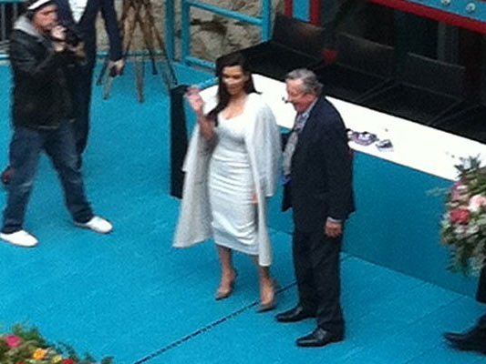 Kim Kardashian stand nur sehr kurz mit Lugner auf der Bühne Kim Kardashian stand nur sehr kurz mit Lugner auf der Bühne