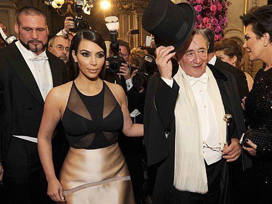 Kim Kardashian zeigte am Opernball vorwiegend steinerne Miene - hob sie sich ihre Euphorie für den Rosenball auf?