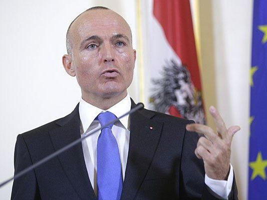 Verteidigungsminister Gerald Klug während des Pressefoyers nach Ende einer Sitzung des Ministerrates am Dienstag Verteidigungsminister Gerald Klug während des Pressefoyers nach Ende einer Sitzung des Ministerrates am Dienstag