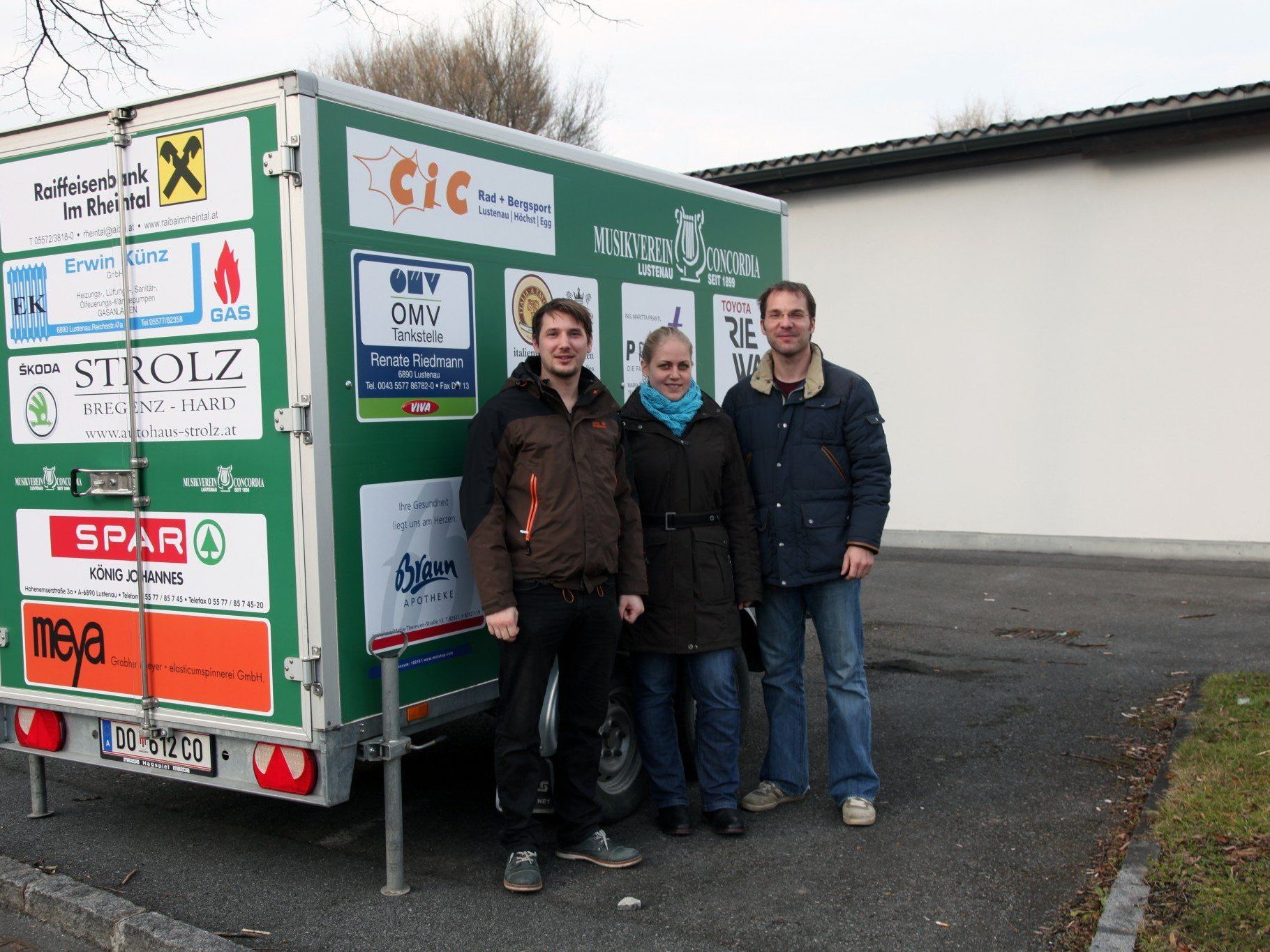 Christian Lapitz, Theresa Hämmerle und Obmann Oliver Huber freuen sich über den neu gestalteten Anhänger. Christian Lapitz, Theresa Hämmerle und Obmann Oliver Huber freuen sich über den neu gestalteten Anhänger.