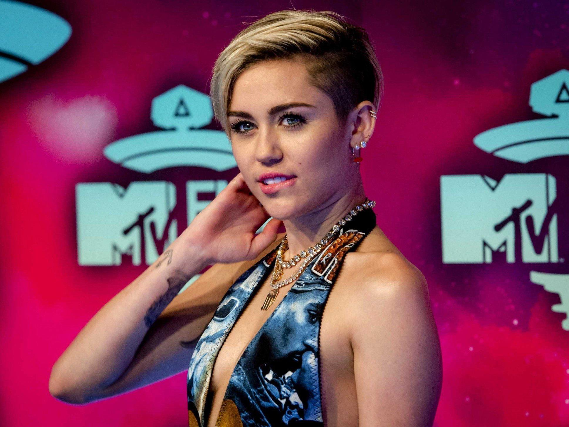 Miley Cyrus präsentierte sexy Show beim Auftakt ihrer "Bangerz"-Tour in Vancouver.