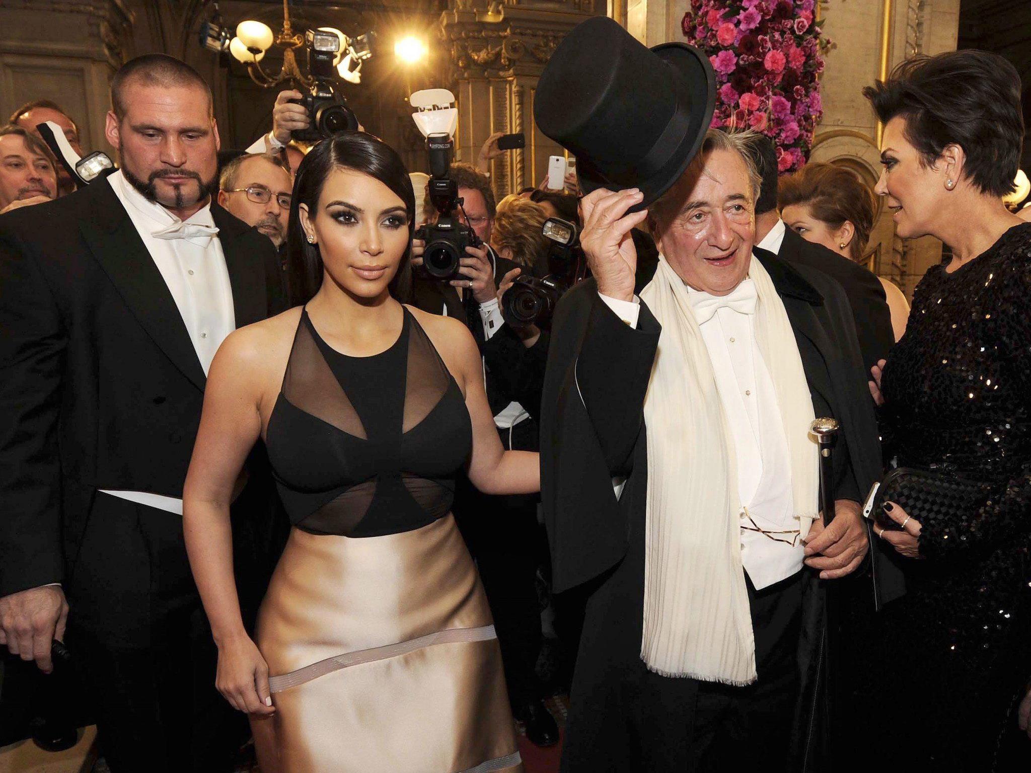 Kim Kardashian in Begleitung von Richard Lugner.