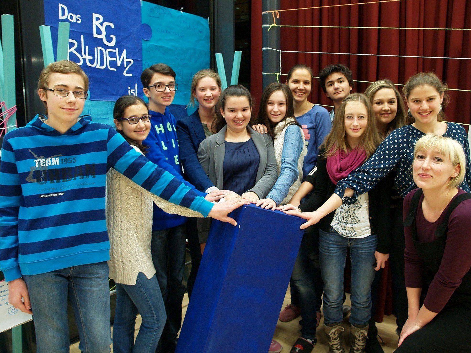 Kunstpädagogin Marina Schöpf mit einigen Jugendlichen bei der Projekt-Präsentation am Bundesgymnasium Bludenz. Kunstpädagogin Marina Schöpf mit einigen Jugendlichen bei der Projekt-Präsentation am Bundesgymnasium Bludenz.