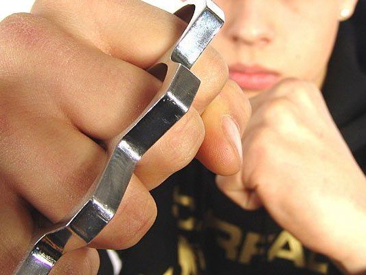 Mit Schlagringen wurden die beiden jungen Männer attackiert Mit Schlagringen wurden die beiden jungen Männer attackiert
