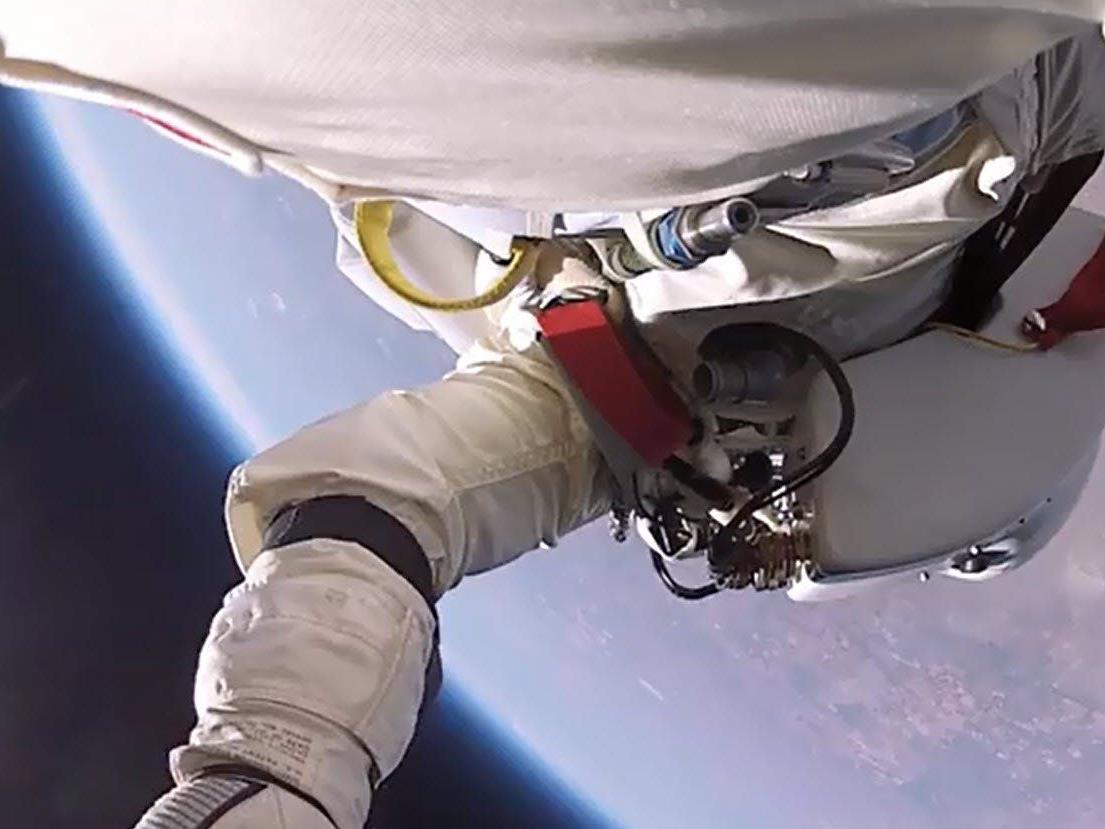 Felix Baumgartner in knapp 40 Kilomtern Höhe - Gefilmt von einer GoPro Kamera.