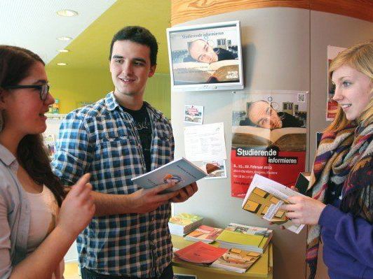 Im aha Bludenz: Studierende informieren im aha. StudentInnen geben Insider-Tipps zum Studienalltag. Im aha Bludenz: Studierende informieren im aha. StudentInnen geben Insider-Tipps zum Studienalltag.