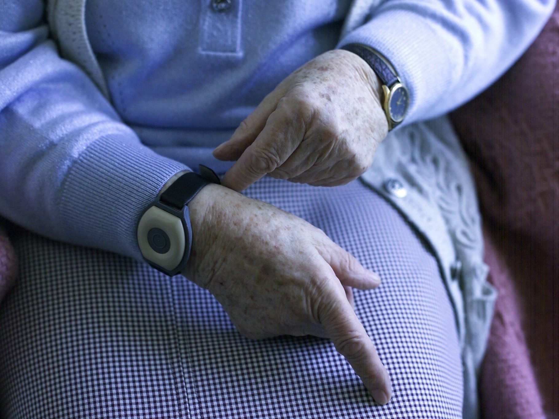 Die Rufhilfe des Roten Kreuzes ist ein Notrufsystem das alleinstehenden Menschen 365 Tage im Jahr rund um die Uhr begleitet. Die Rufhilfe des Roten Kreuzes ist ein Notrufsystem das alleinstehenden Menschen 365 Tage im Jahr rund um die Uhr begleitet.