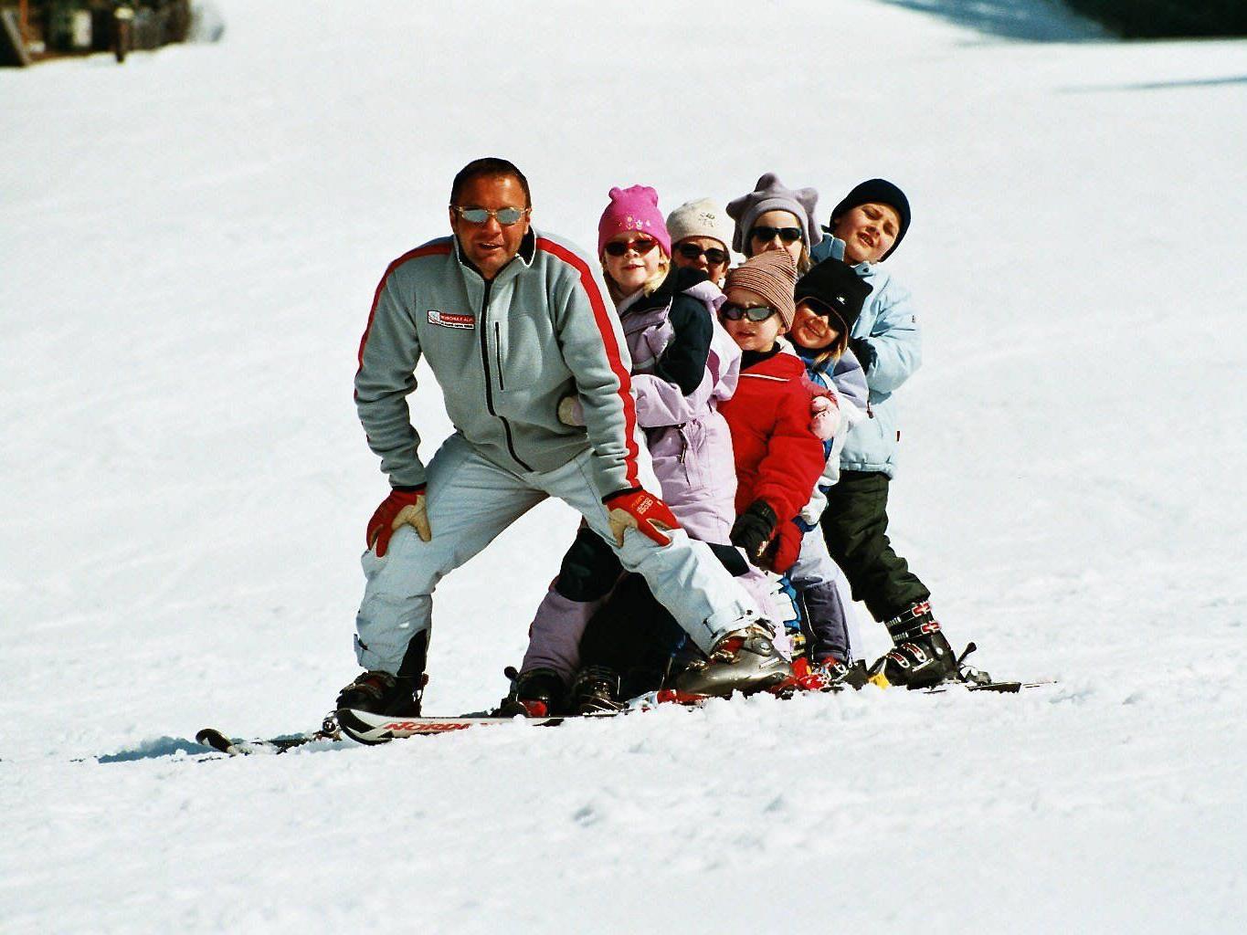 Kurzurlaub im Waldheimathof: Skispaß für die gesamte Familie gewinnen.
