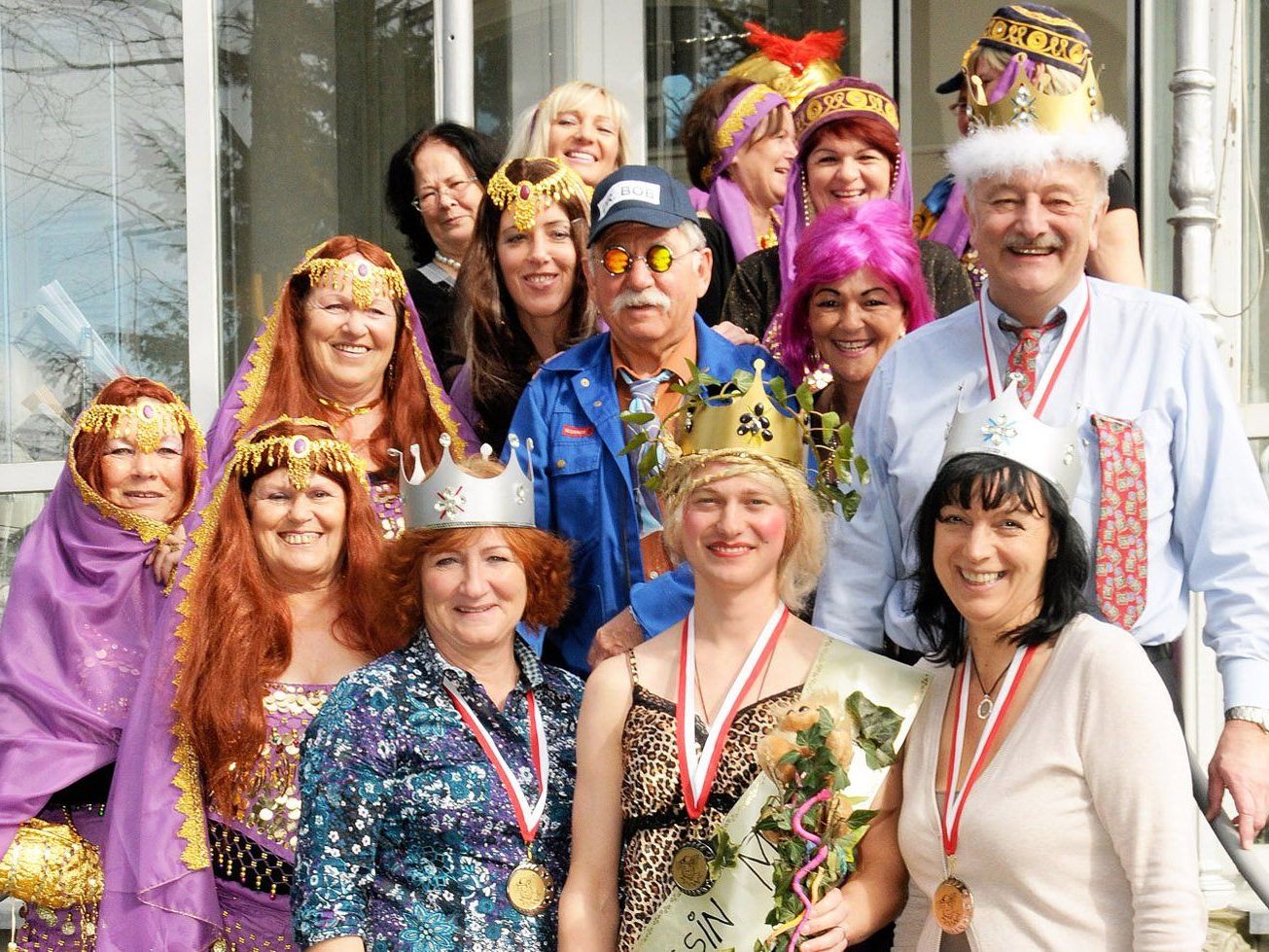Der Turnerinnen-Harem samt Gemeinde- und DschungelkönigIn und Prinzessinnen Der Turnerinnen-Harem samt Gemeinde- und DschungelkönigIn und Prinzessinnen