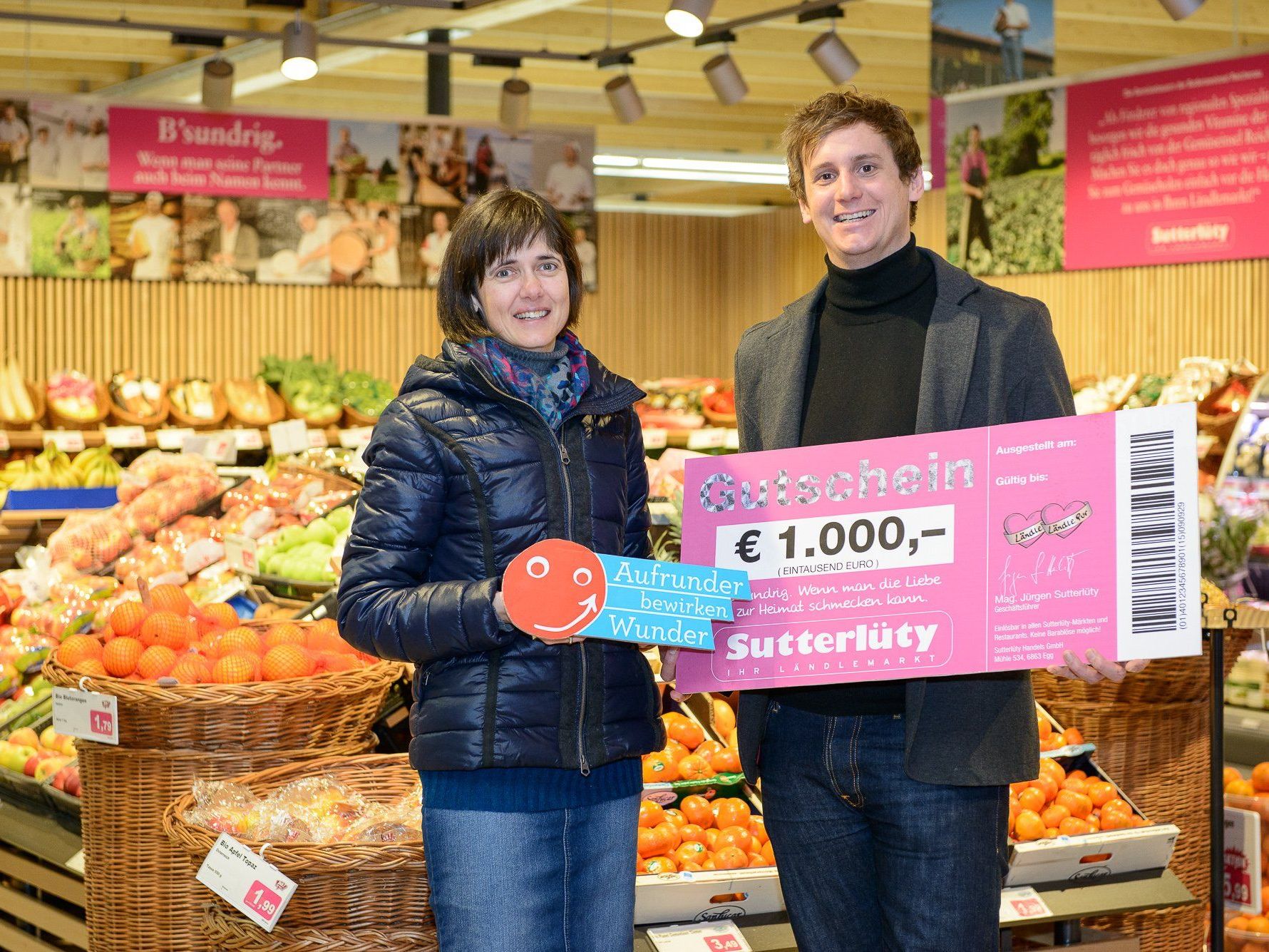 Philipp Giselbrecht überreicht die ersten 1.000 Euro an die Caritas. Philipp Giselbrecht überreicht die ersten 1.000 Euro an die Caritas.
