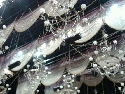 Mit diesen Lustern wurde die Decke des Ballsaals über der Opernbühne geschmückt.