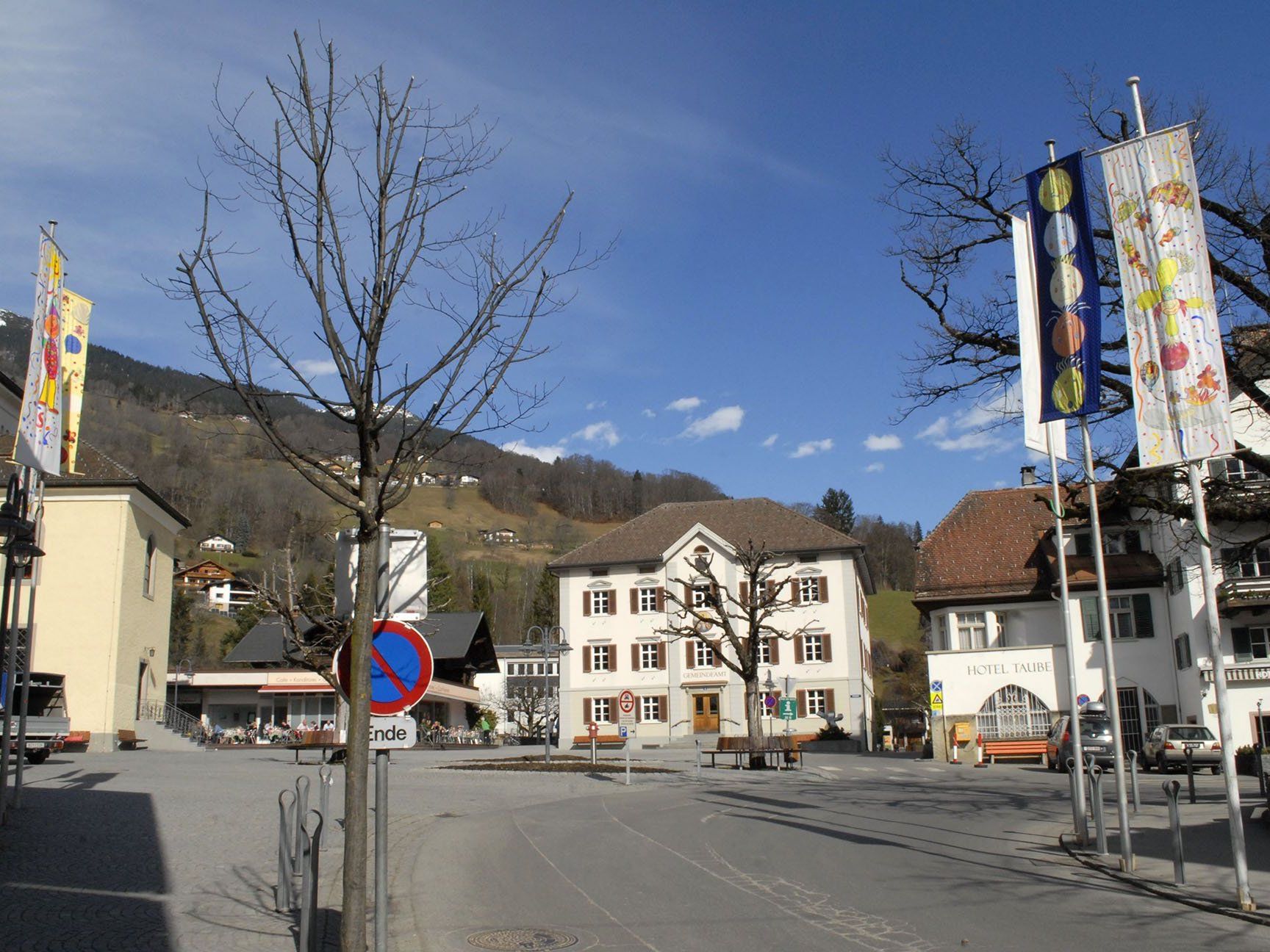 Am "Gompiga Donnschtig" gehören die Straßen im Schrunser Ortskern für kurze Zeit den Kindern. Am "Gompiga Donnschtig" gehören die Straßen im Schrunser Ortskern für kurze Zeit den Kindern.