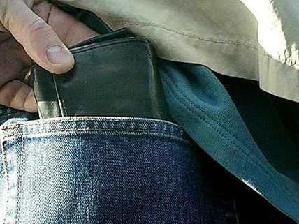 Die Frau hatte dem Mann unbemerkt die Geldbörse gestohlen. Die Frau hatte dem Mann unbemerkt die Geldbörse gestohlen.